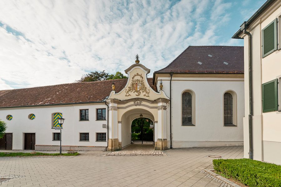 [Translate to Italian:] Schloss Oberkirchberg mit Tor und Kirche