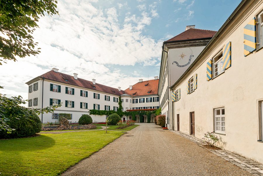 [Translate to English:] Innenhof von Schloss Oberkirchberg