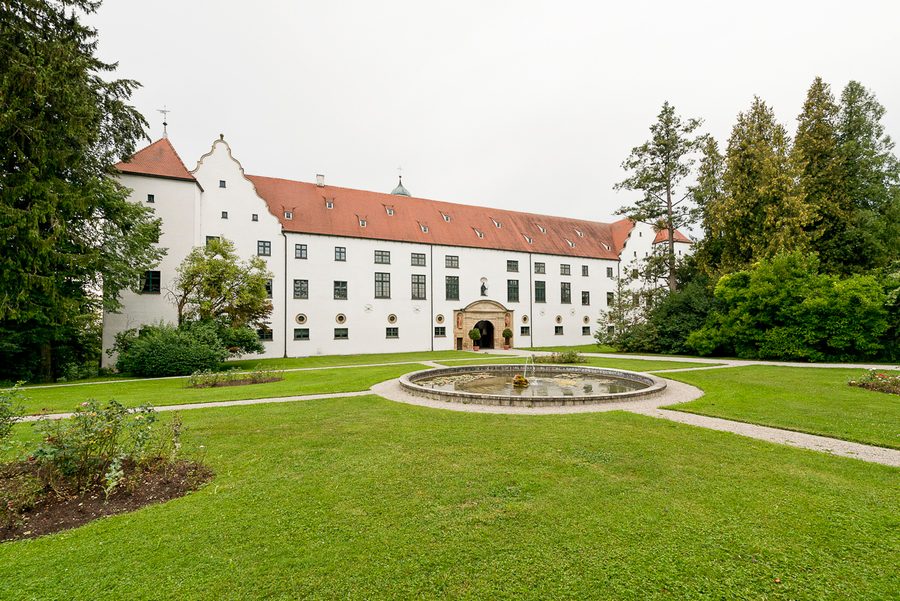 [Translate to English:] Schloss Kirchheim, Ostfassade mit Hauptportal
