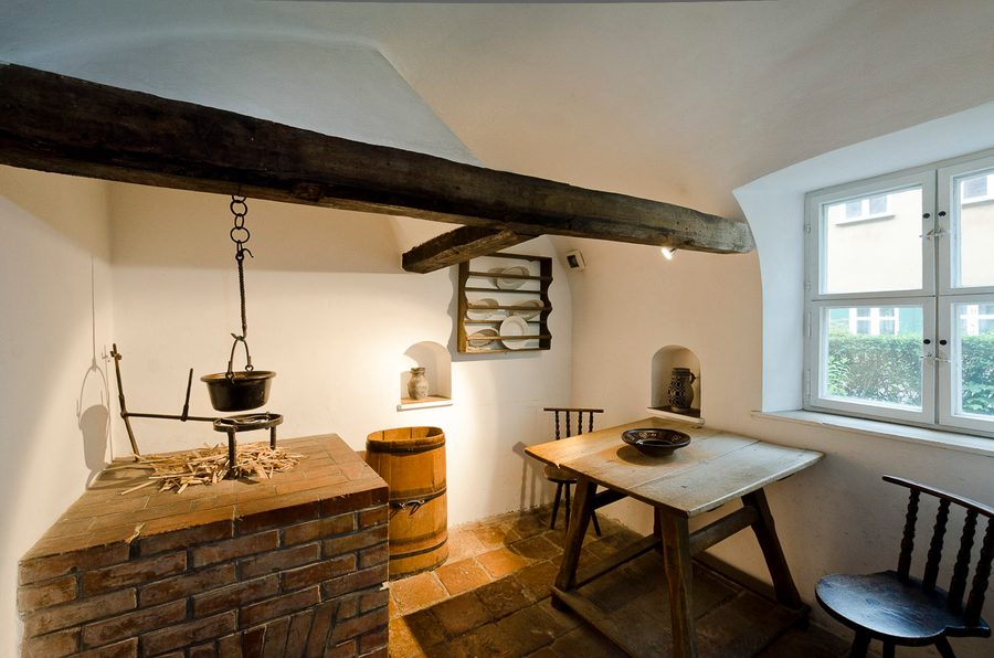 Küche mit Feuerstelle im historischen Museum