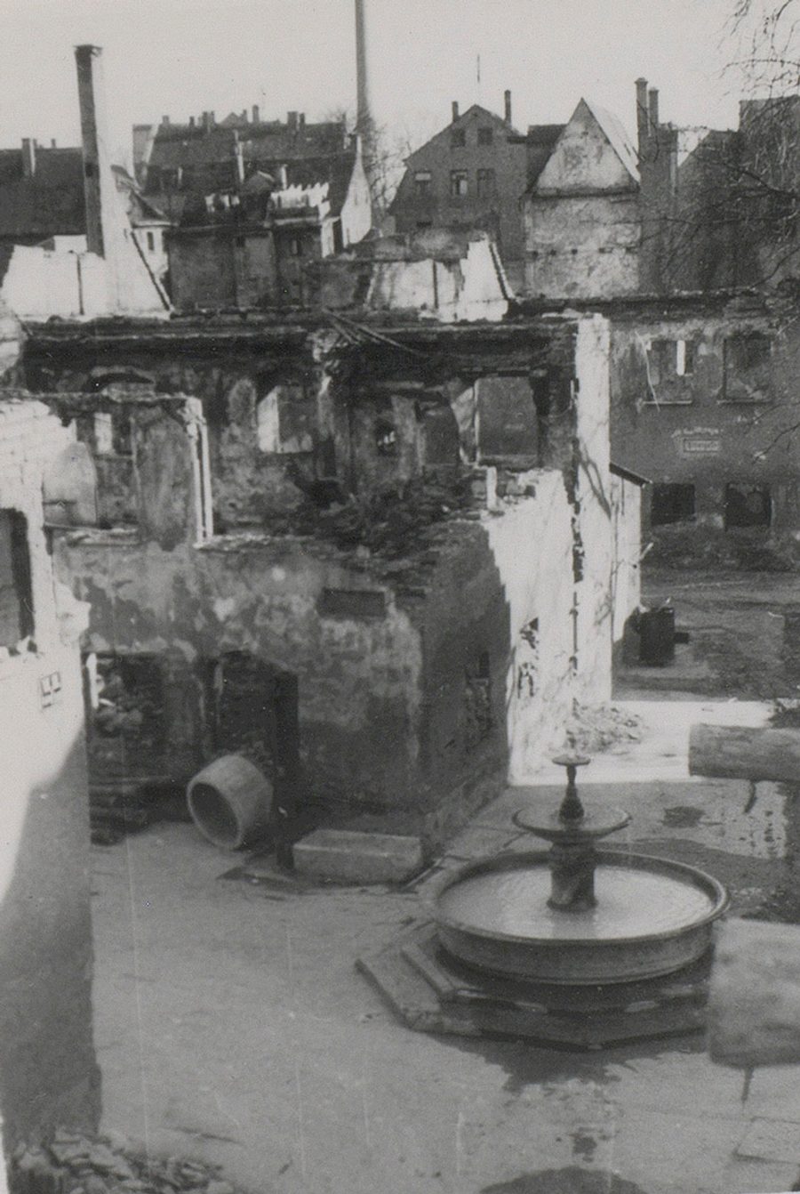 Fuggerei nach der Zerstörung 1944