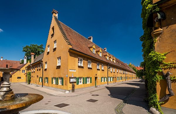 In Herrengasse 40-42 befand sich einst das Holz- und Blatternhaus in der Fuggerei, das 1548 von Anton Fugger gestiftet wurde.